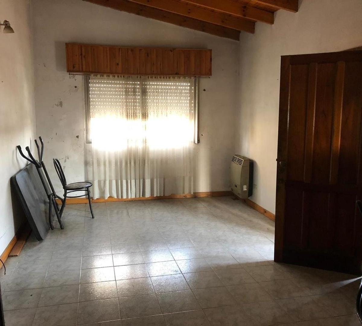 Venta de Casa con Local/departamento, Calle 19 E/ 2 y 106. 3
