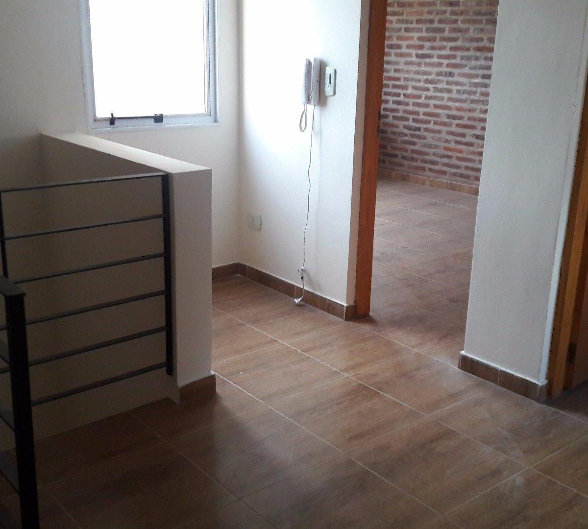 Venta de Duplex de 2 Dorm. con Cochera. Mercedes (B) 4