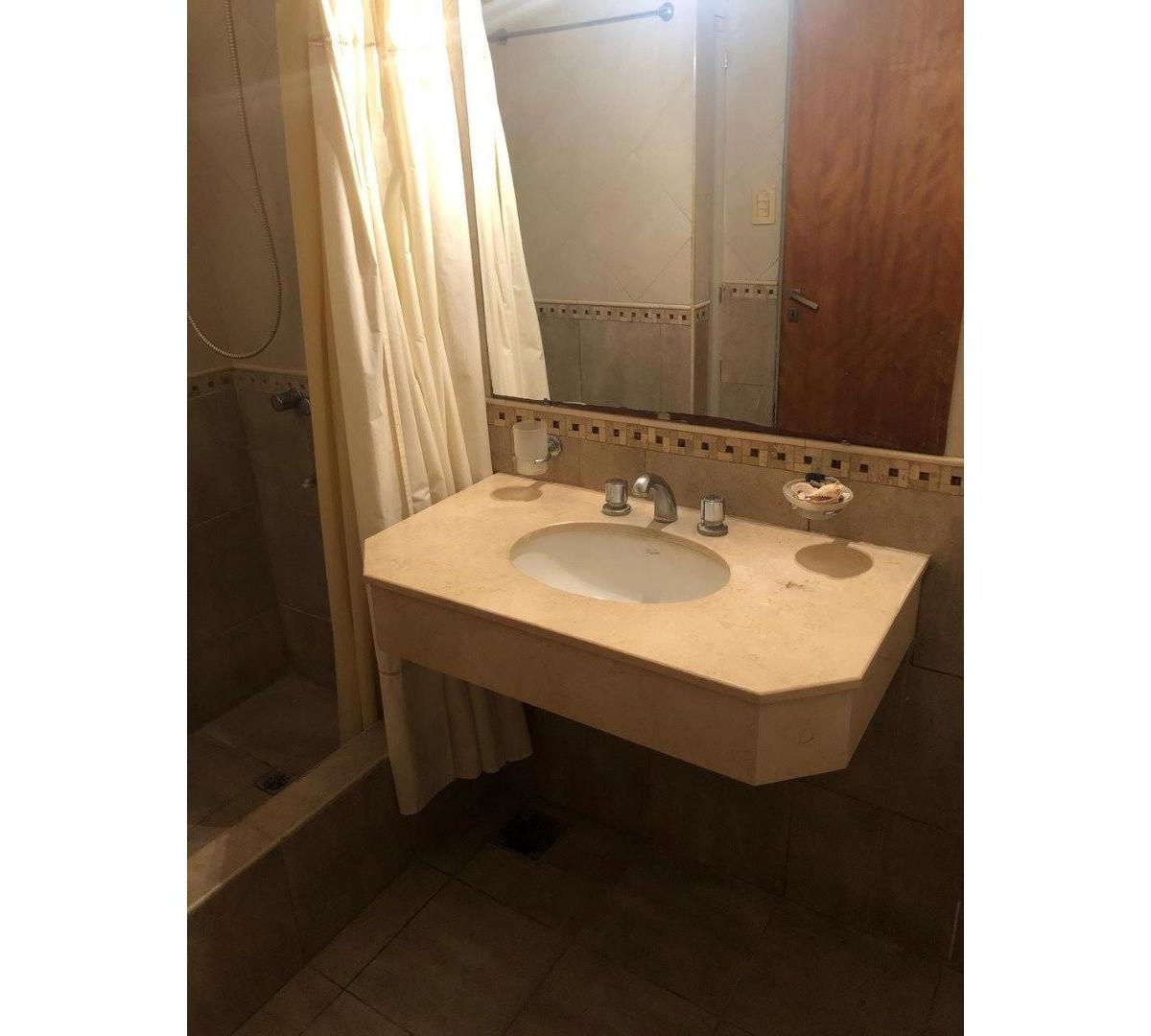 Venta de Casa de 5 Ambientes con Cochera, Calle 15 y 108. Me 5