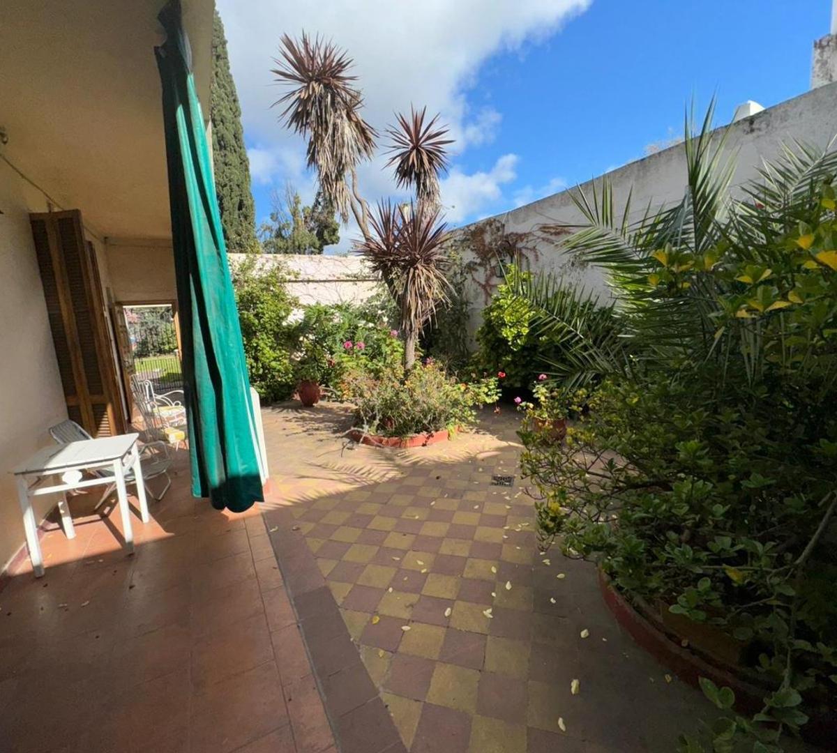 Excelente Casa en Calle 30 con Patio y Gran Fondo 3