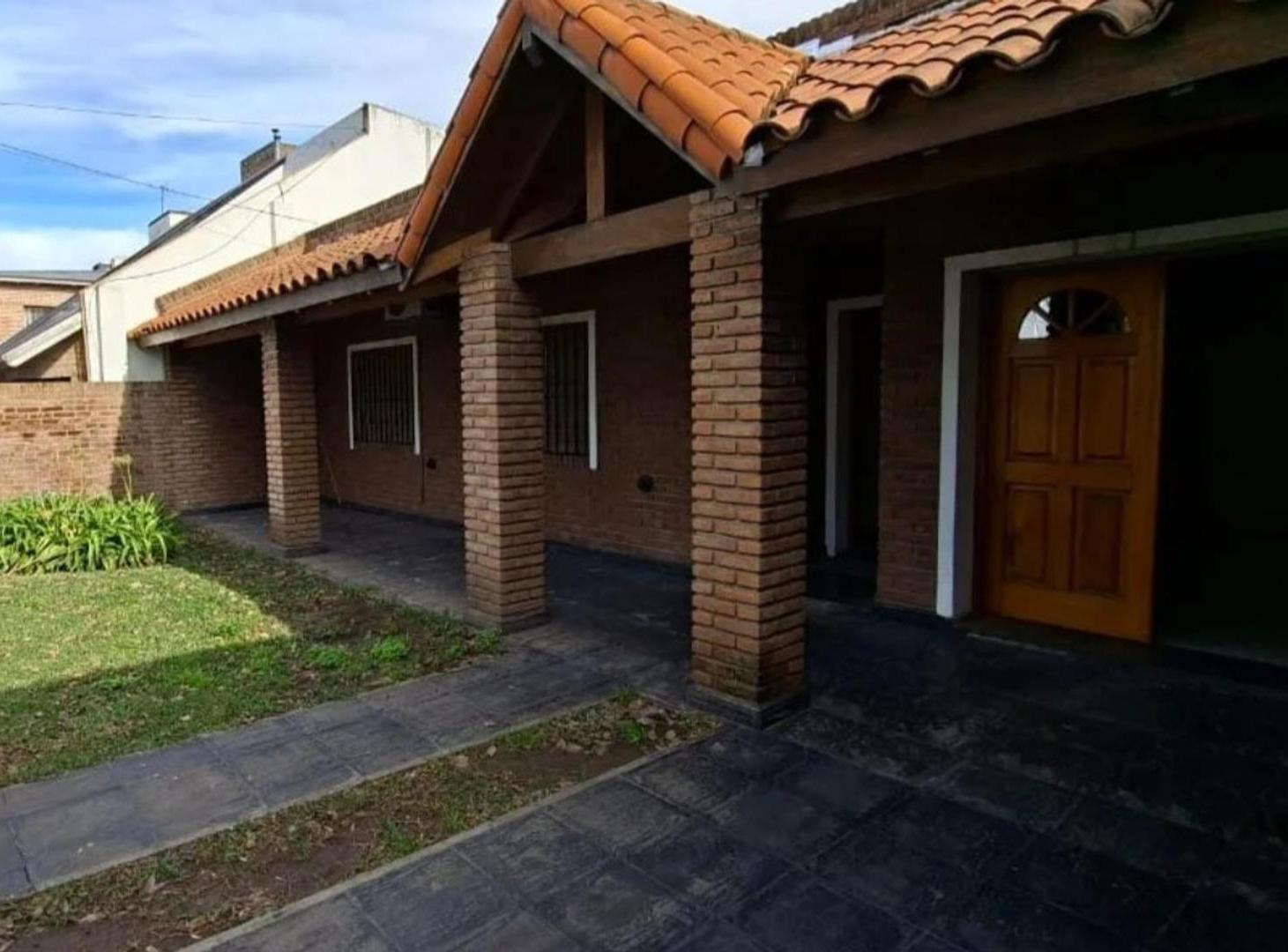Casa frente al Carrefour, en el Barrio El Mirador, Luján