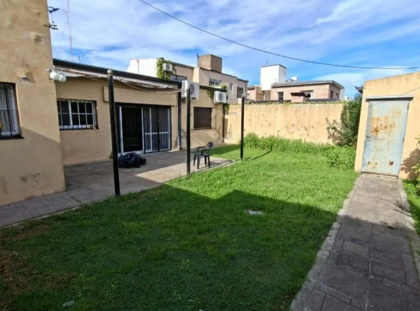 Casa frente al Carrefour, en el Barrio El Mirador, Luján 1