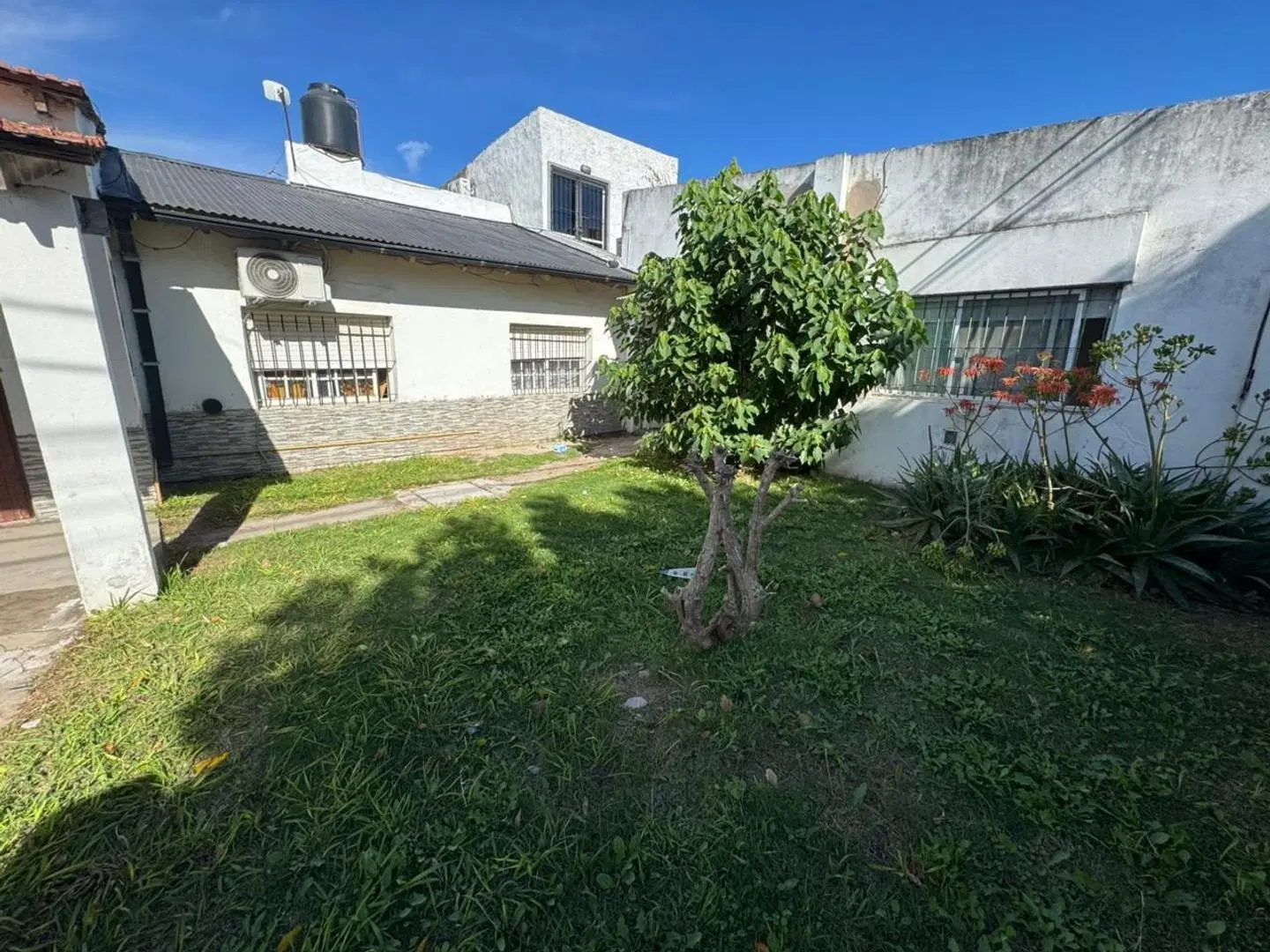 Casa en Avda. 2 y calle 39 con Apartamento 5