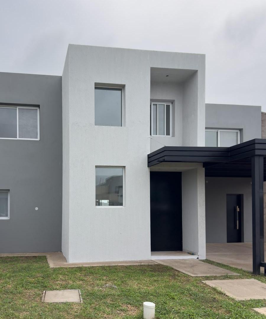 Casa en venta de 3 dormitorios/3 baños, gran patio, DOCTA