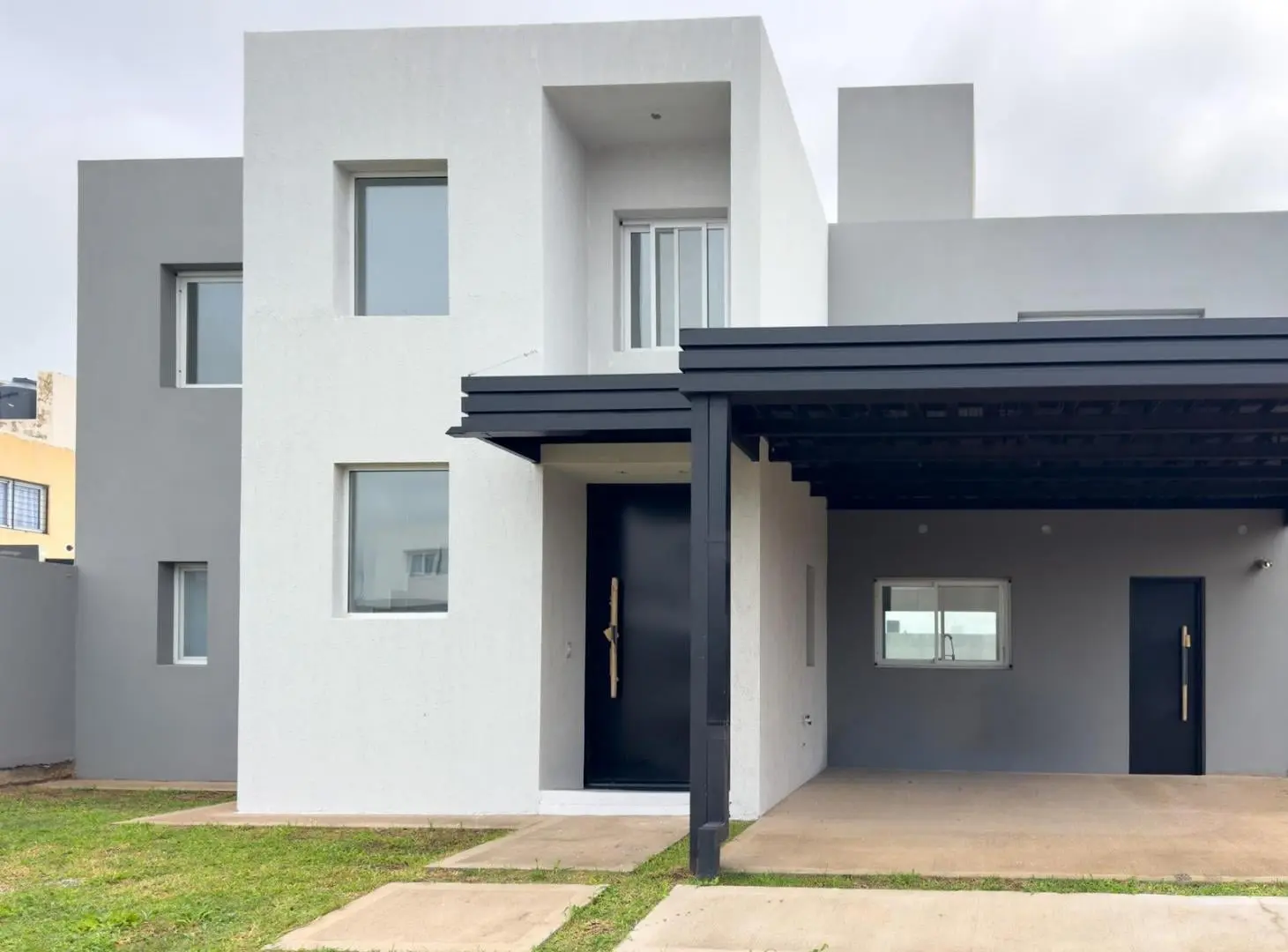 Casa en venta de 3 dormitorios/3 baños, gran patio, DOCTA 2