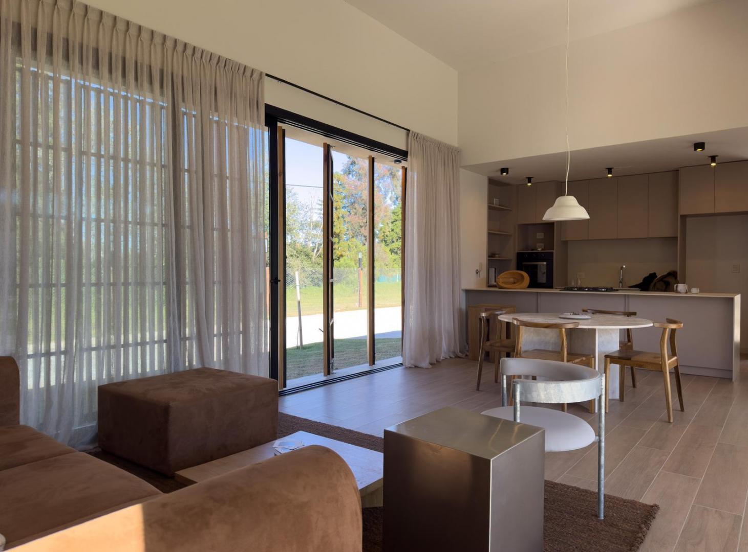 Foto de CASA EN VENTA PLANTA BAJA 3 DORMITORIOS CON SEGURIDAD VILLA ALLENDE GOLF, imagen 2