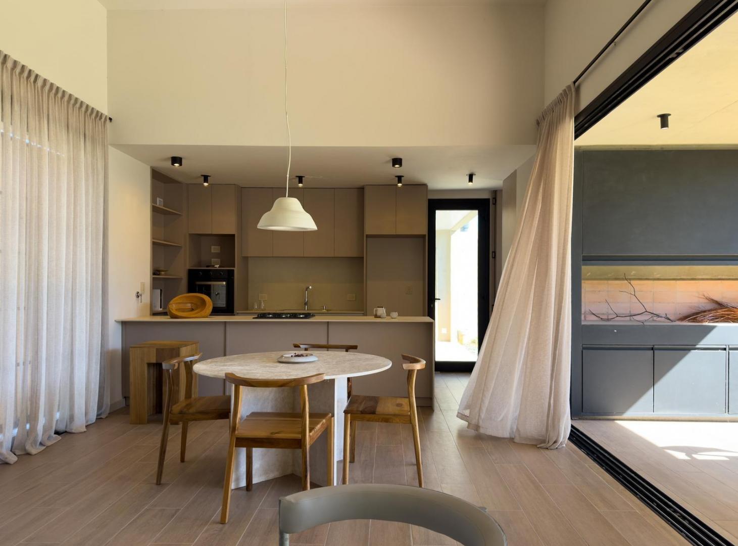 Foto de CASA EN VENTA PLANTA BAJA 3 DORMITORIOS CON SEGURIDAD VILLA ALLENDE GOLF, imagen 1