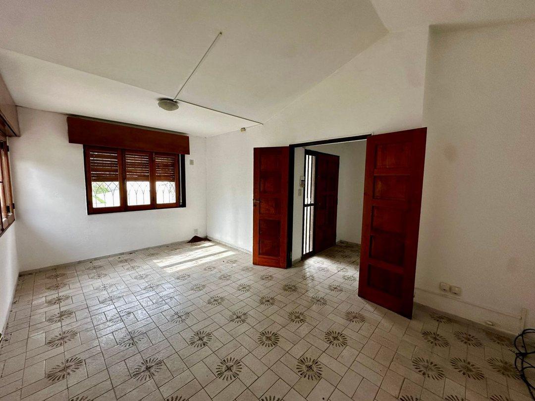 Foto de En venta casa en Barrio Centenario a refaccionar 4 dormitorios, imagen 5
