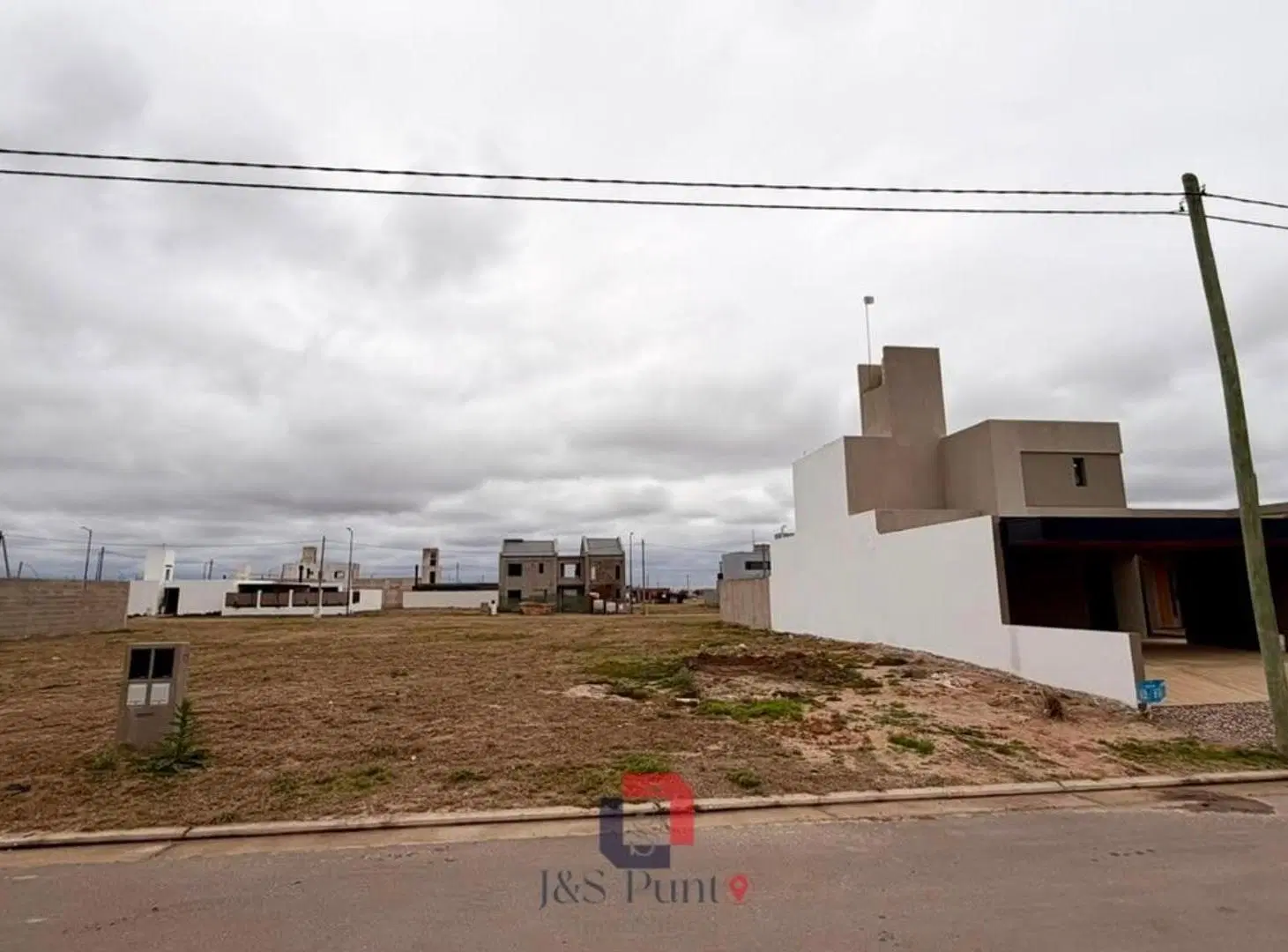 LOTE EN PAMPAS DE MANANTIALES 2