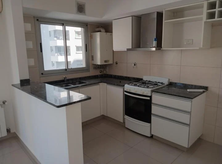 Excelente Piso de 3 amb con gran balcón con parrilla y dos cocheras! 1