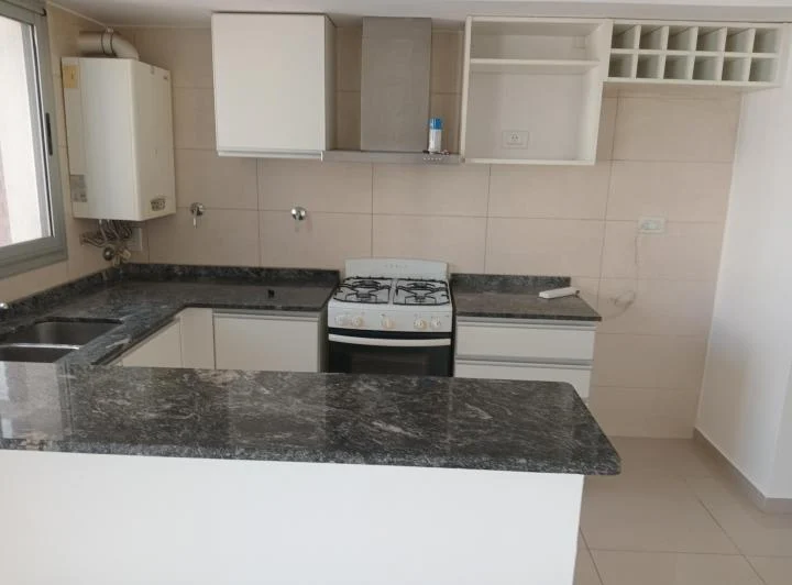 Excelente Piso de 3 amb con gran balcón con parrilla y dos cocheras! 3