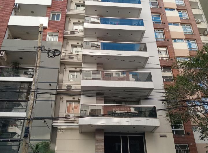 Excelente Piso de 3 amb con gran balcón con parrilla y dos cocheras! 2
