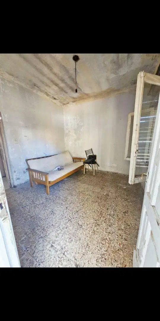 Casa en P.H. bien ubicada, a reciclar, con patio y cochera. 3
