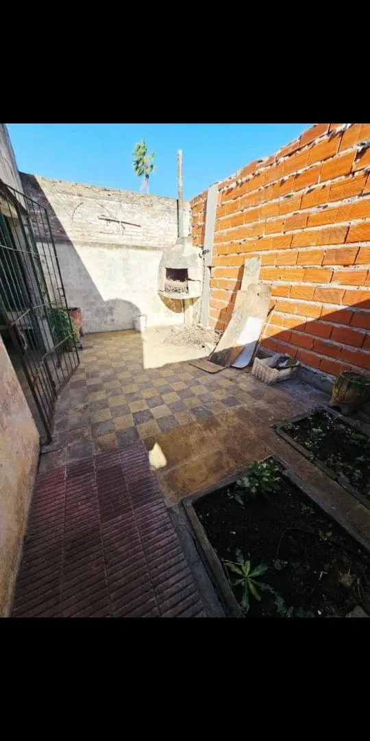 Casa en P.H. bien ubicada, a reciclar, con patio y cochera. 5