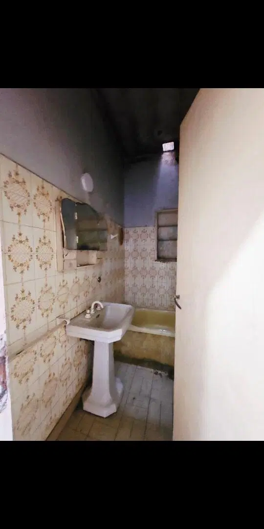 Casa en P.H. bien ubicada, a reciclar, con patio y cochera. 5