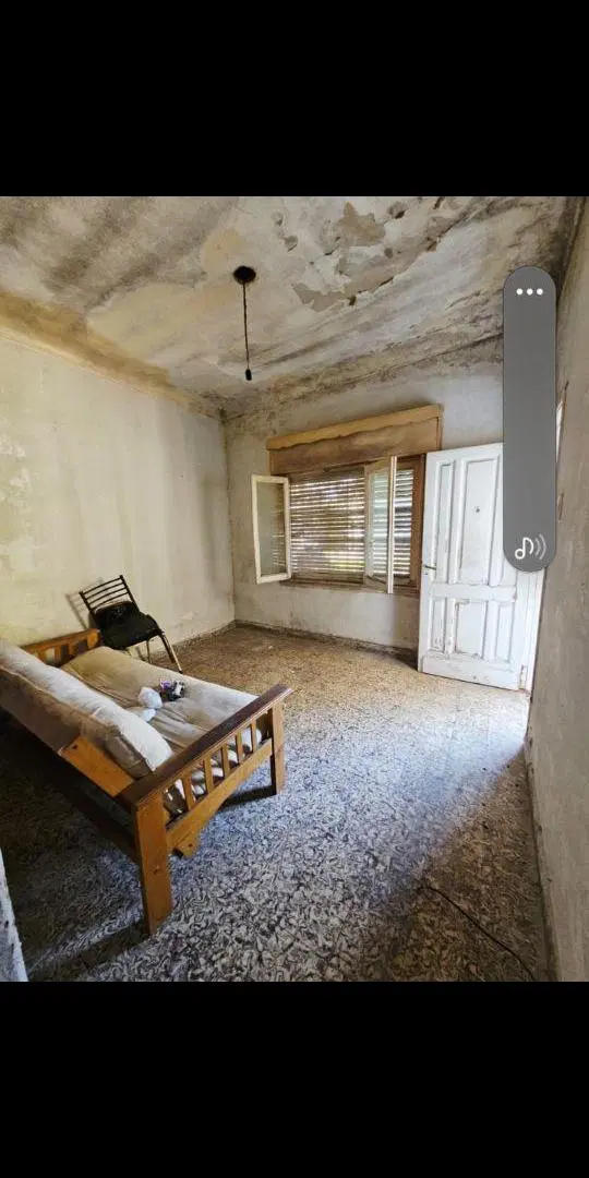 Casa en P.H. bien ubicada, a reciclar, con patio y cochera. 4