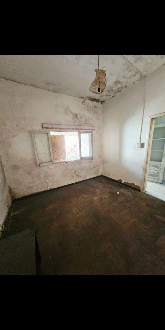 Casa en P.H. bien ubicada, a reciclar, con patio y cochera. 2
