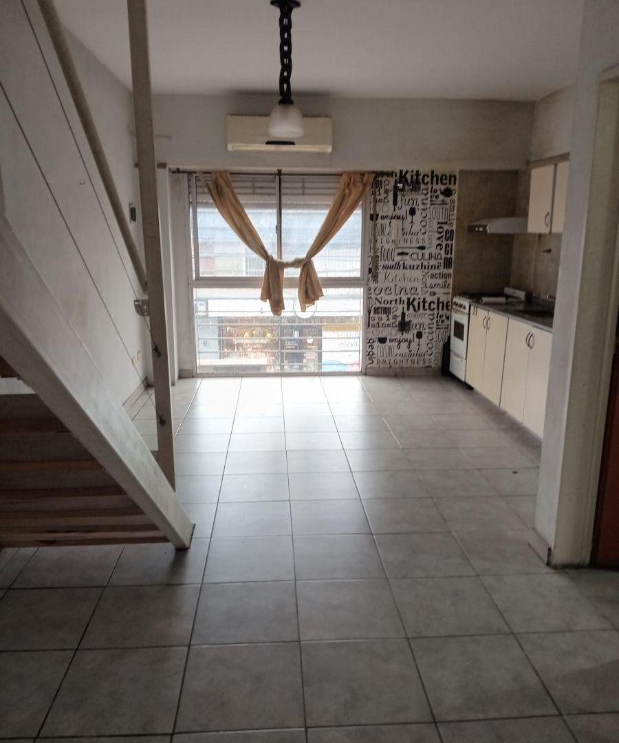 Foto de Excelente dúplex en planta alta Lomas Centro con cochera!!! A la vuelta, imagen 1