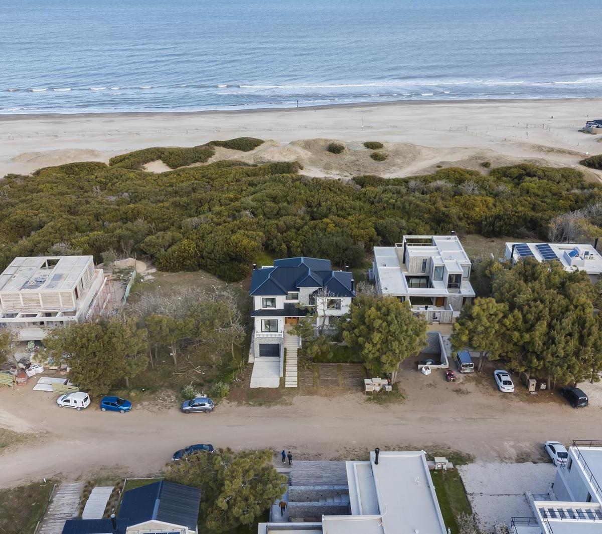 Venta de Casa Sobre La Playa 11 Ambientes en Costa Esmeralda Exclusiva 1