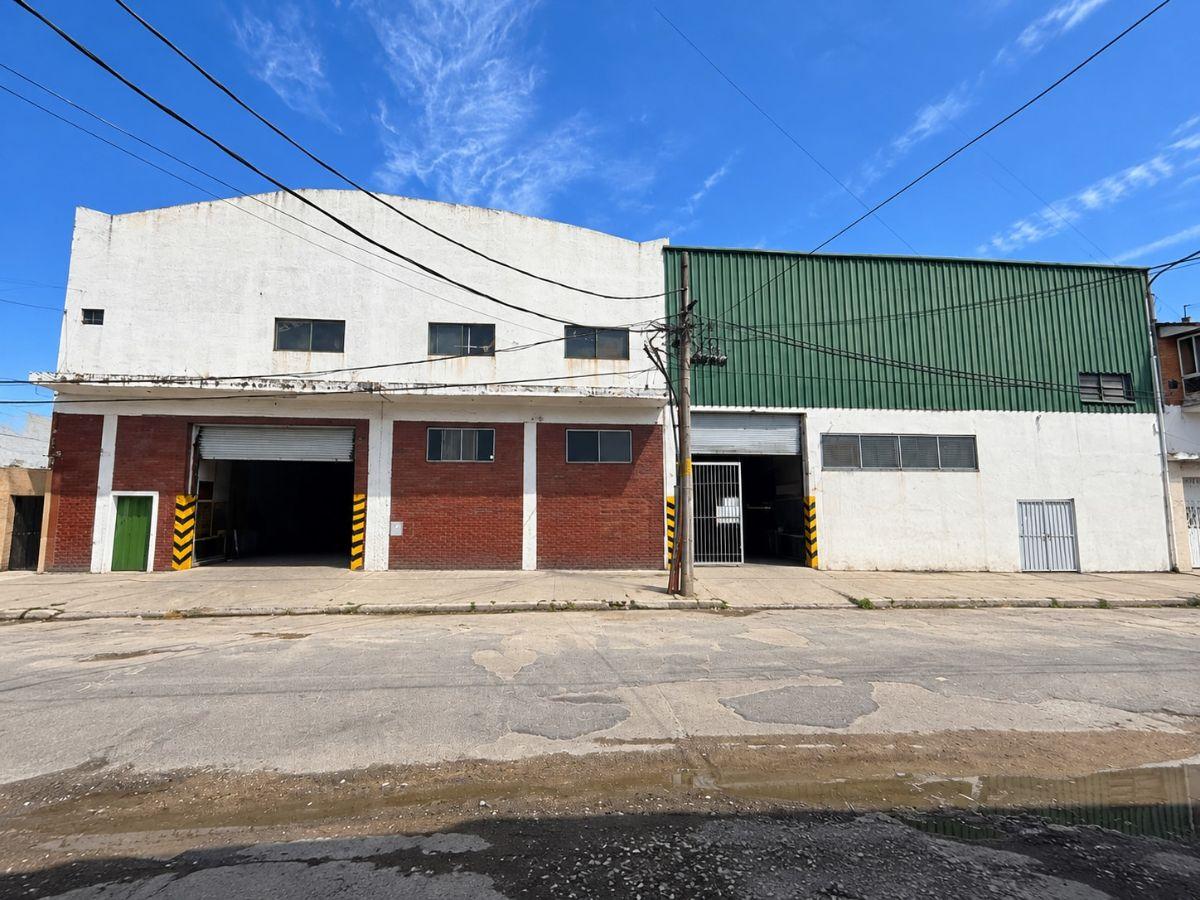 Foto de Depósito en venta con montacarga cocheras 1700mts Lanus, imagen 1