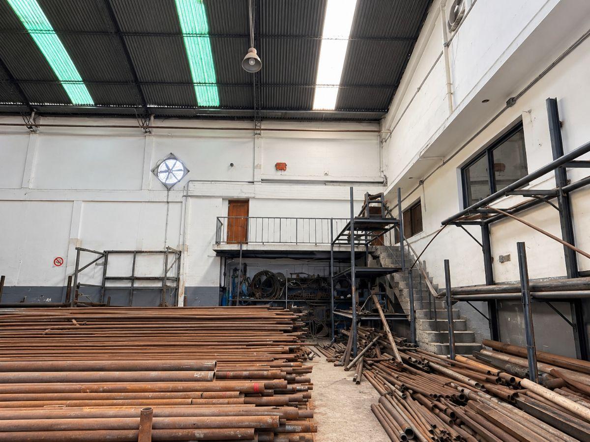 Foto de Depósito en venta con montacarga cocheras 1700mts Lanus, imagen 5