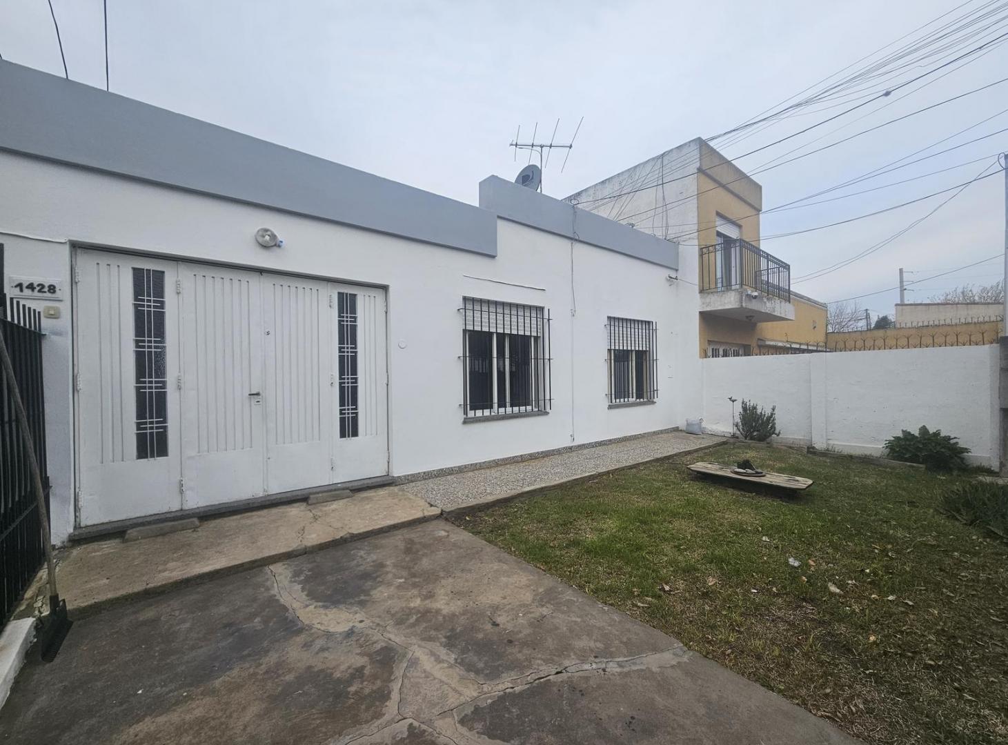 PH en Alquiler en La Plata - Los Hornos, 2 dormitorios, cochera.