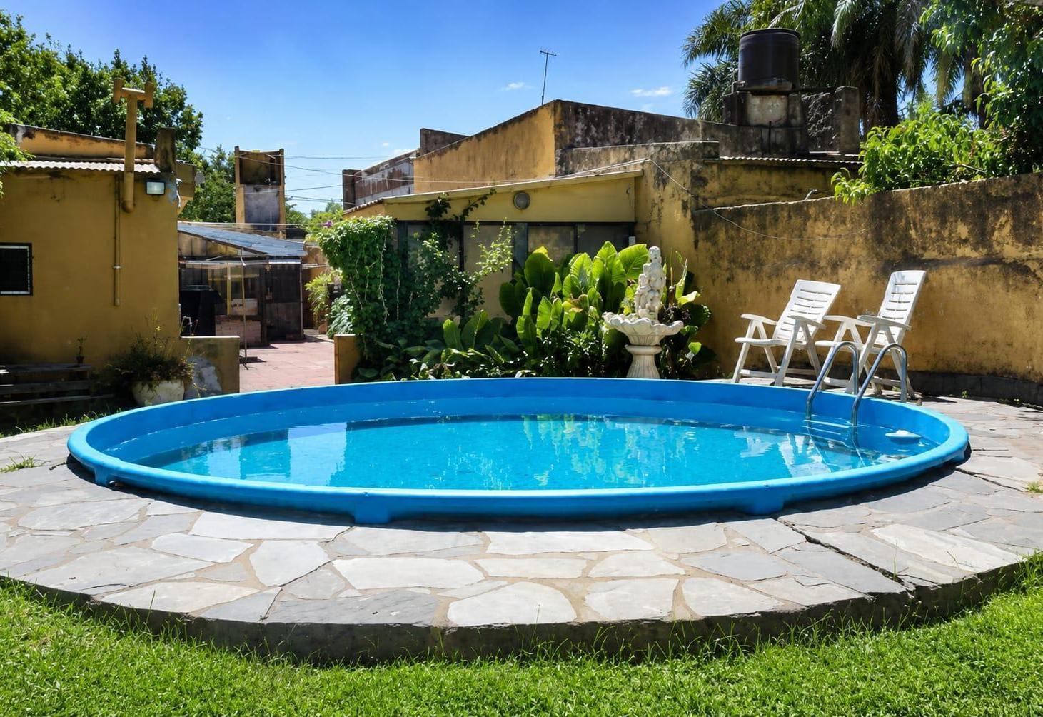 CASA EN VENTA EN BERISSO, TRES DORMITORIOS, COCHERA Y PILETA.