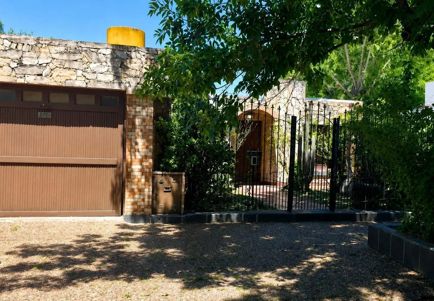 CASA EN VENTA EN BERISSO, TRES DORMITORIOS, COCHERA Y PILETA. 4