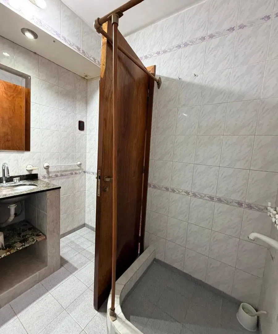 Casa en ALQUILER en La Plata. 2 dormitorios, cochera cubierta. 5