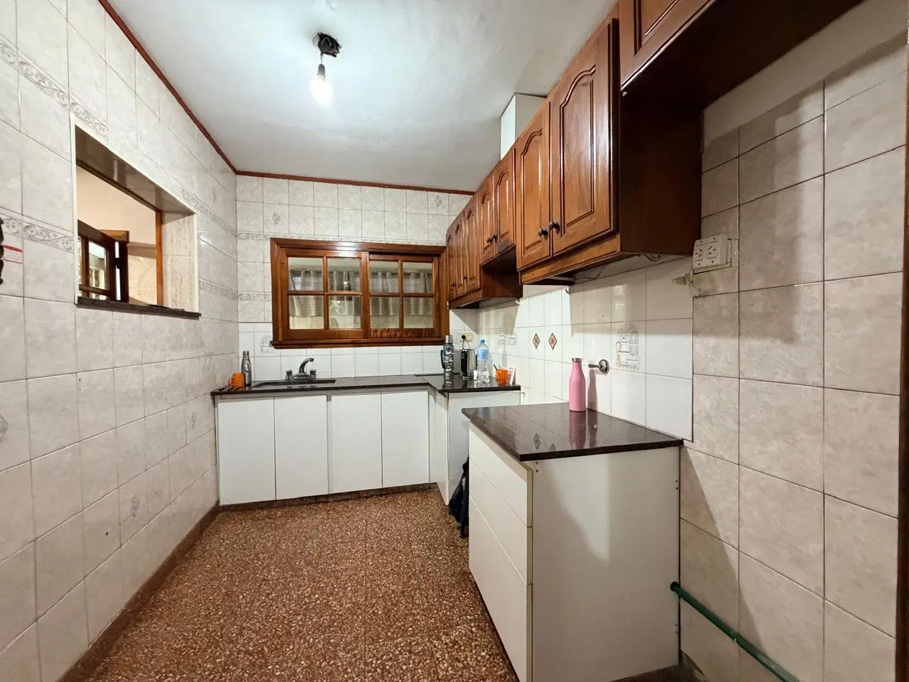 Casa en ALQUILER en La Plata. 2 dormitorios, cochera cubierta. 8