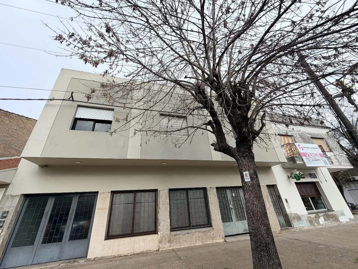 Local más 3 departamentos en Venta en La Plata, con 2 cocheras individuales. 4
