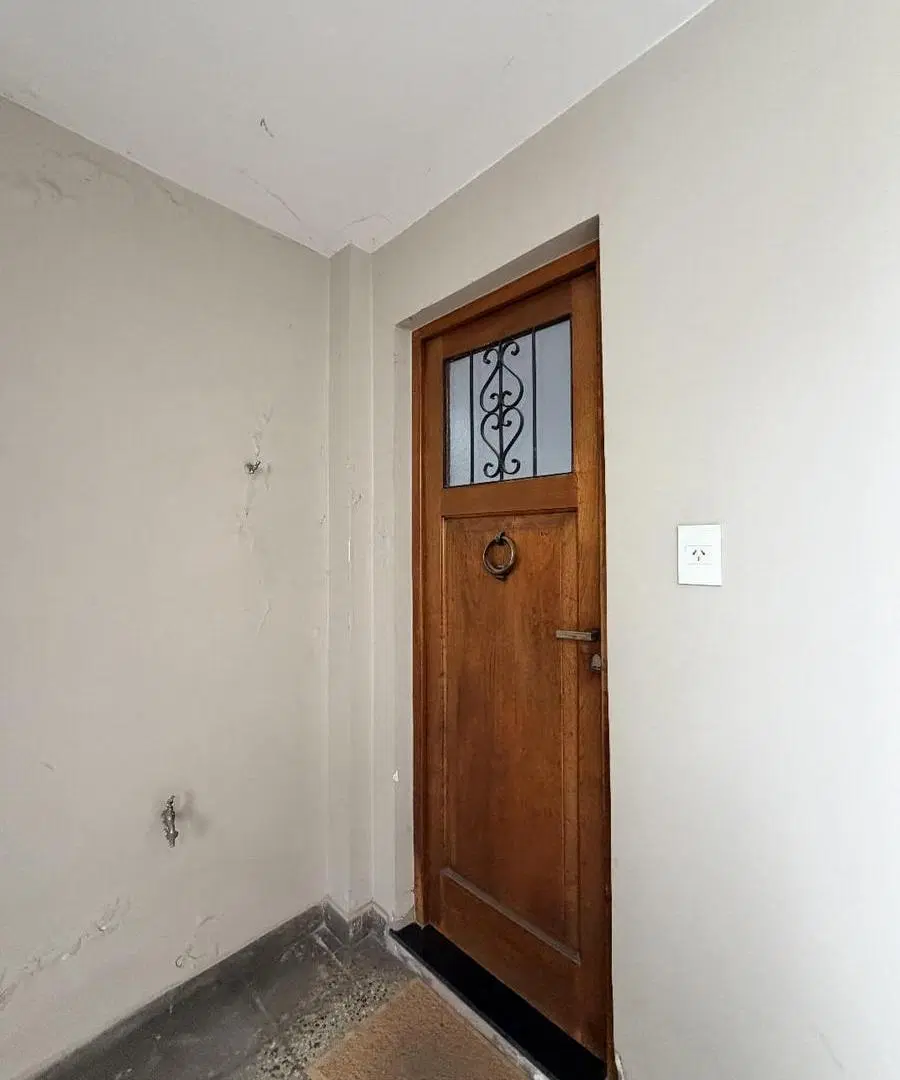 Local más 3 departamentos en Venta en La Plata, con 2 cocheras individuales. 5