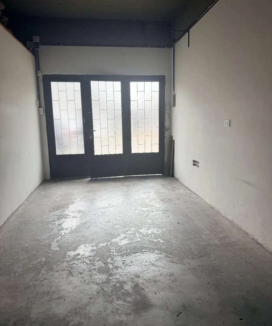 Local más 3 departamentos en Venta en La Plata, con 2 cocheras individuales. 2
