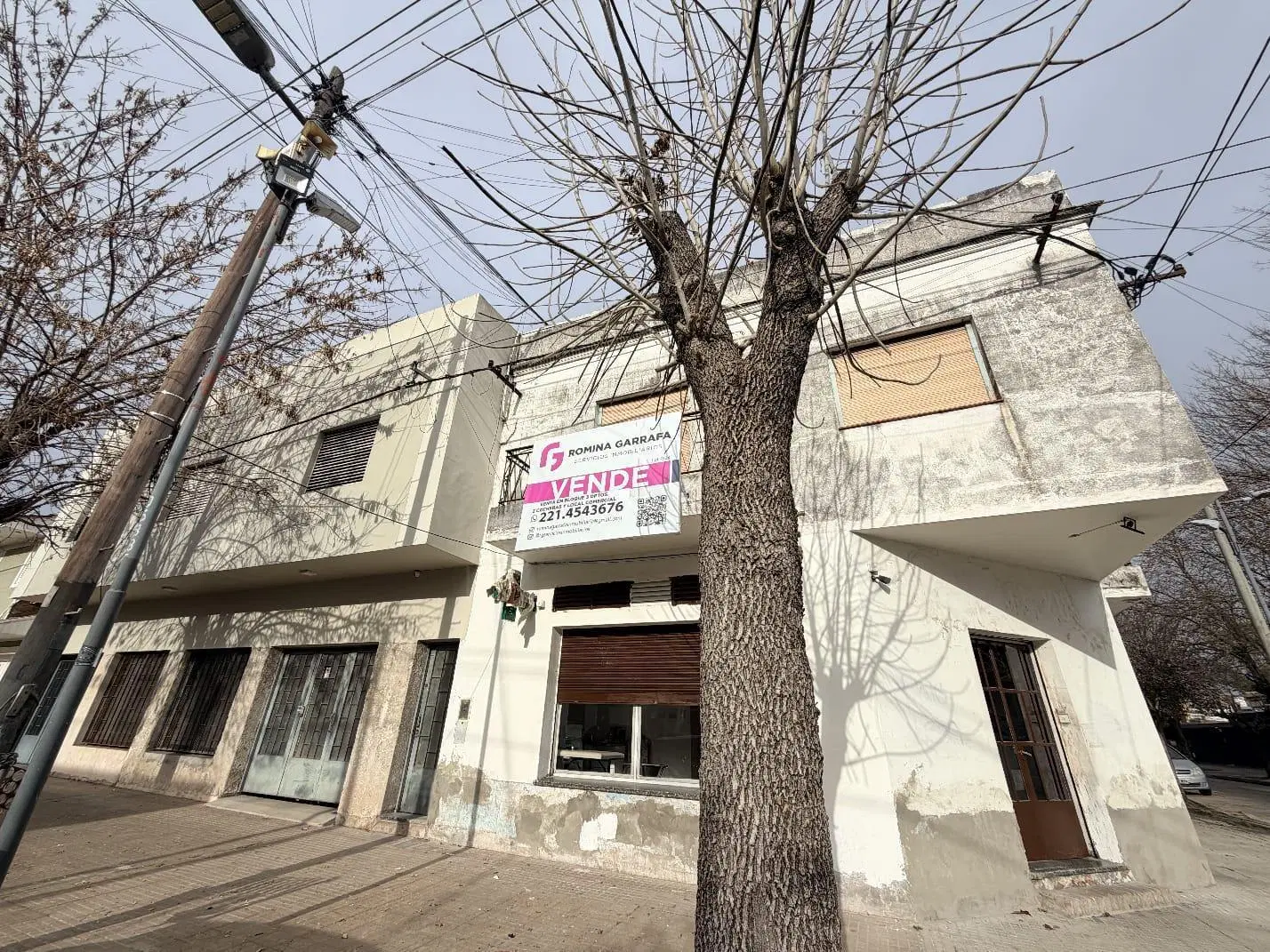 Local más 3 departamentos en Venta en La Plata, con 2 cocheras individuales. 1