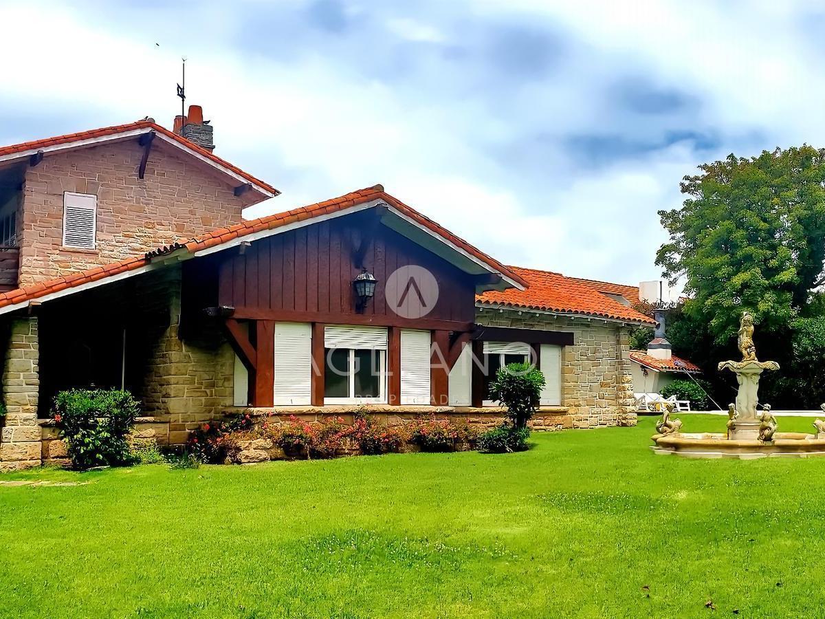 Residencia en Venta. Lote 2400. Sup. Cub. 800. Los Troncos 1