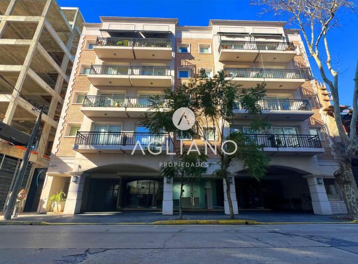 Venta Departamento 4 amb. 3 cocheras. 2 bauleras. Edificio Topazio. Alsina 2900