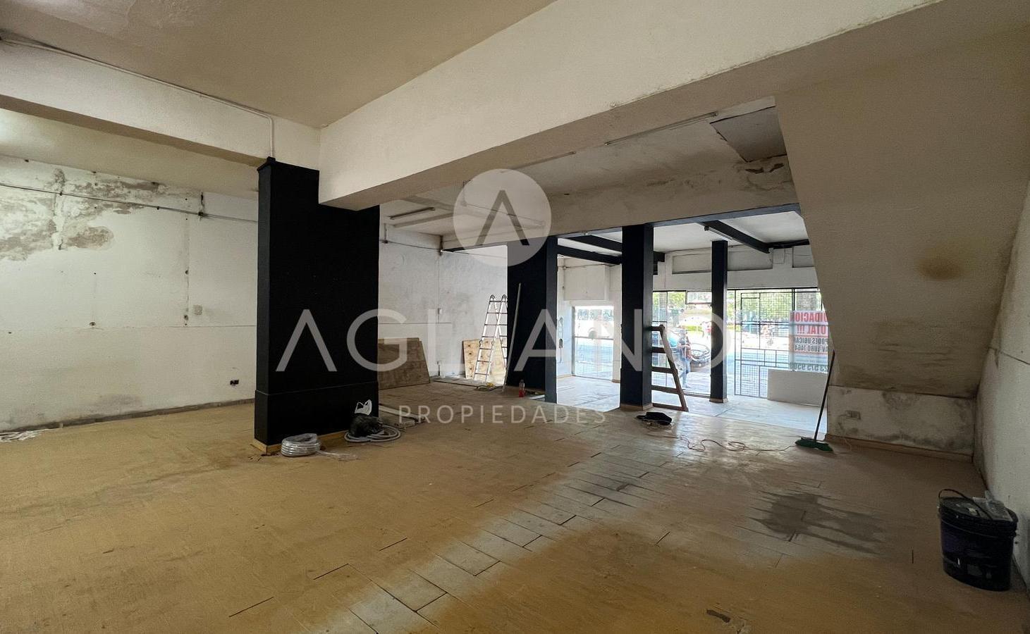 Foto de Local Comercial con Depósito /Salida Vehicular/ 470 m2 sobre avenida, imagen 2