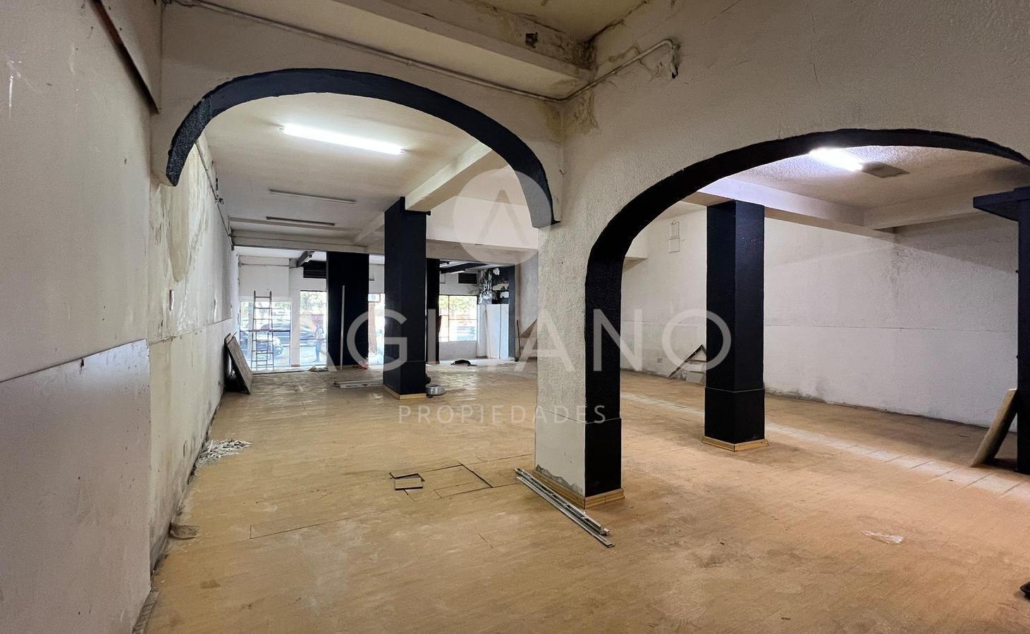 Foto de Local Comercial con Depósito /Salida Vehicular/ 470 m2 sobre avenida, imagen 5