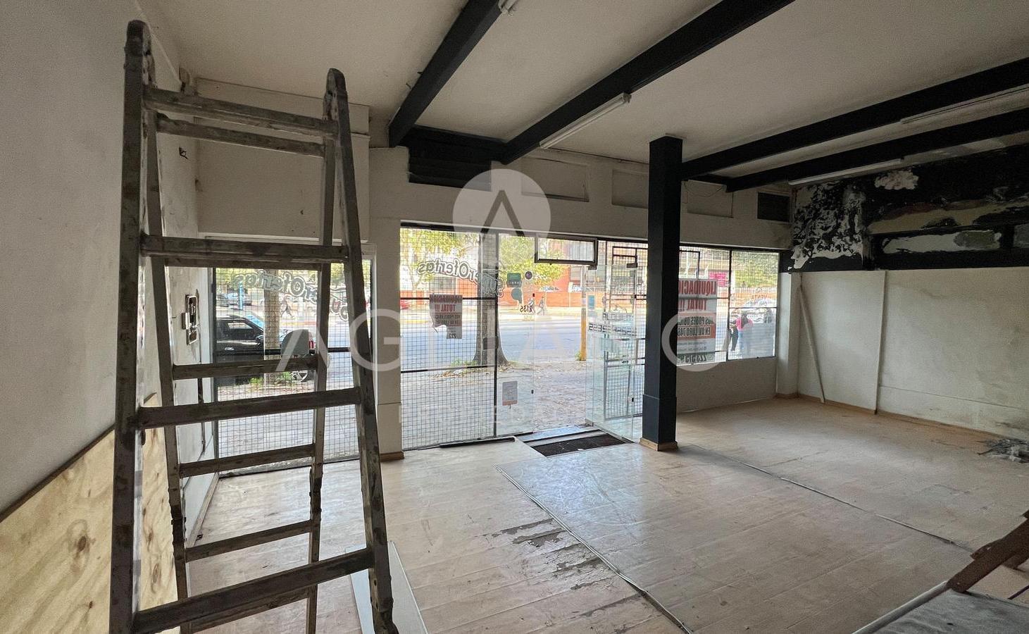 Foto de Local Comercial con Depósito /Salida Vehicular/ 470 m2 sobre avenida, imagen 4