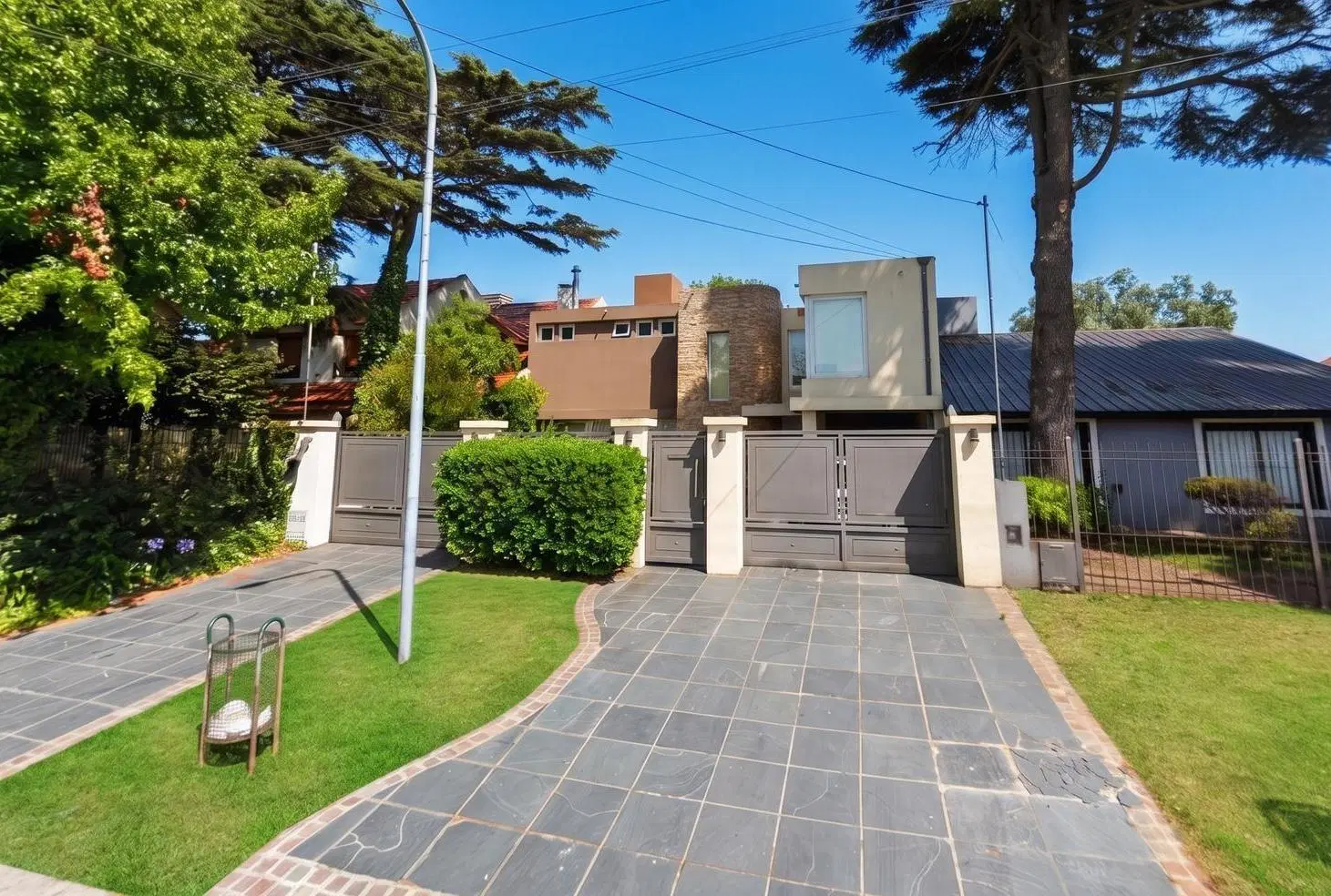 VENTA CASA MODERNA CON PILETA - 5 AMBIENTES - BARRIO SAN JERÓNIMO 2
