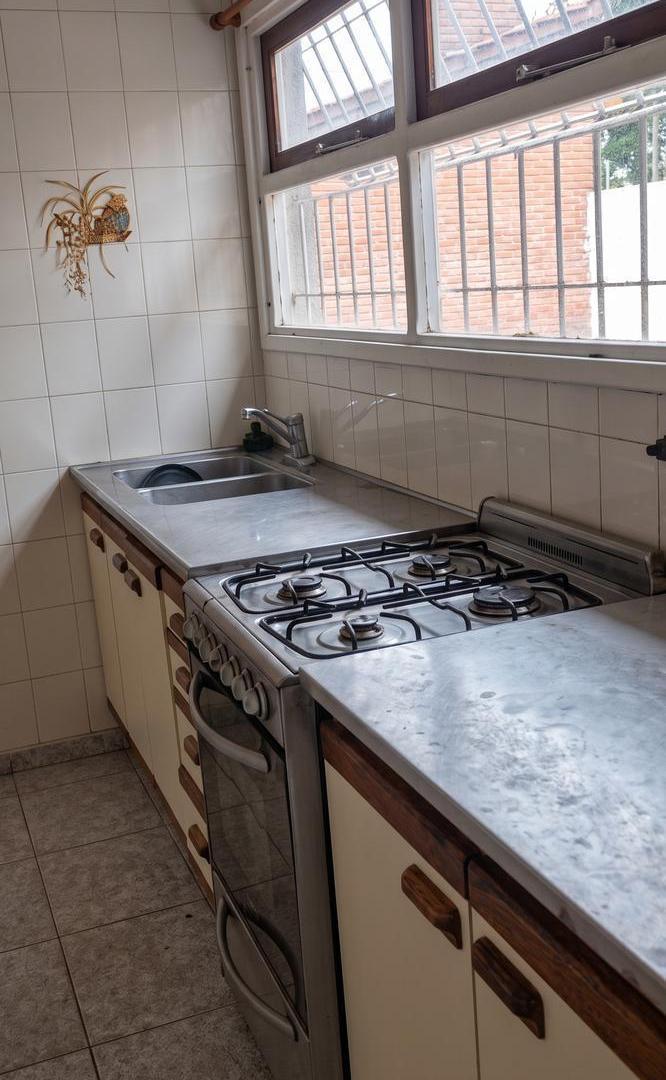 Foto de OPORTUNIDAD! VENTA CHALET - 5 AMBIENTES - PARQUE LURO - PERMUTA Y, imagen 5