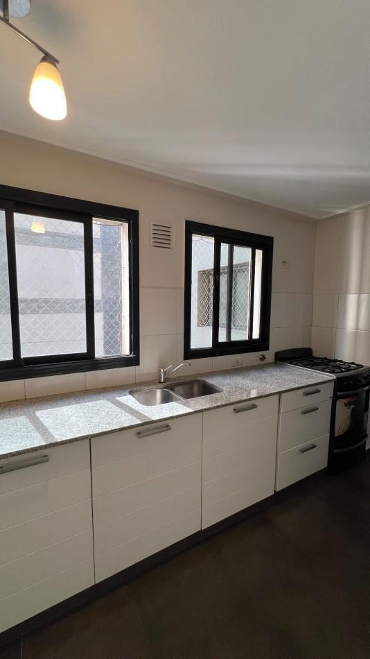 Foto de En VENTA Departamento de 2 dormitorios con dependencia frente a Plaza, imagen 3