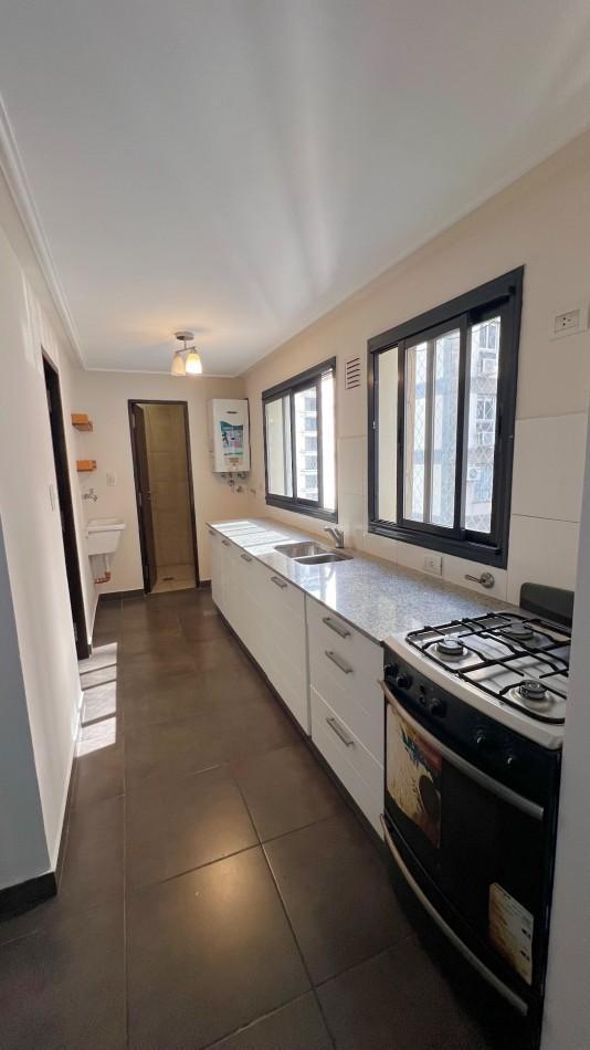 Foto de En VENTA Departamento de 2 dormitorios con dependencia frente a Plaza, imagen 1