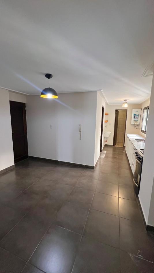 Foto de En VENTA Departamento de 2 dormitorios con dependencia frente a Plaza, imagen 4
