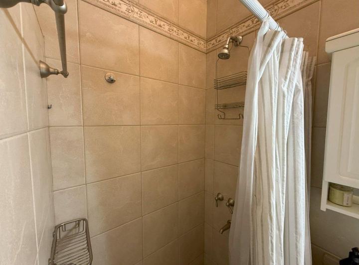 Venta Casa como nueva 4 Amb 2 Baños Garaje Fondo 5