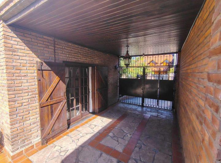 CASA 4 DORM 4 BAÑOS PISCINA FONDO LOTE 10 X 43 4