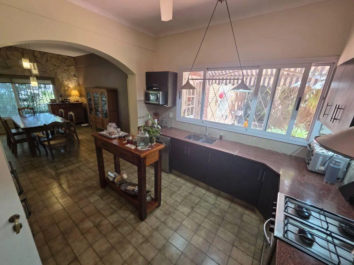 CHALET 6 AMB LOTE DE 1600 MTS 470 MTS CUB PILETA 4