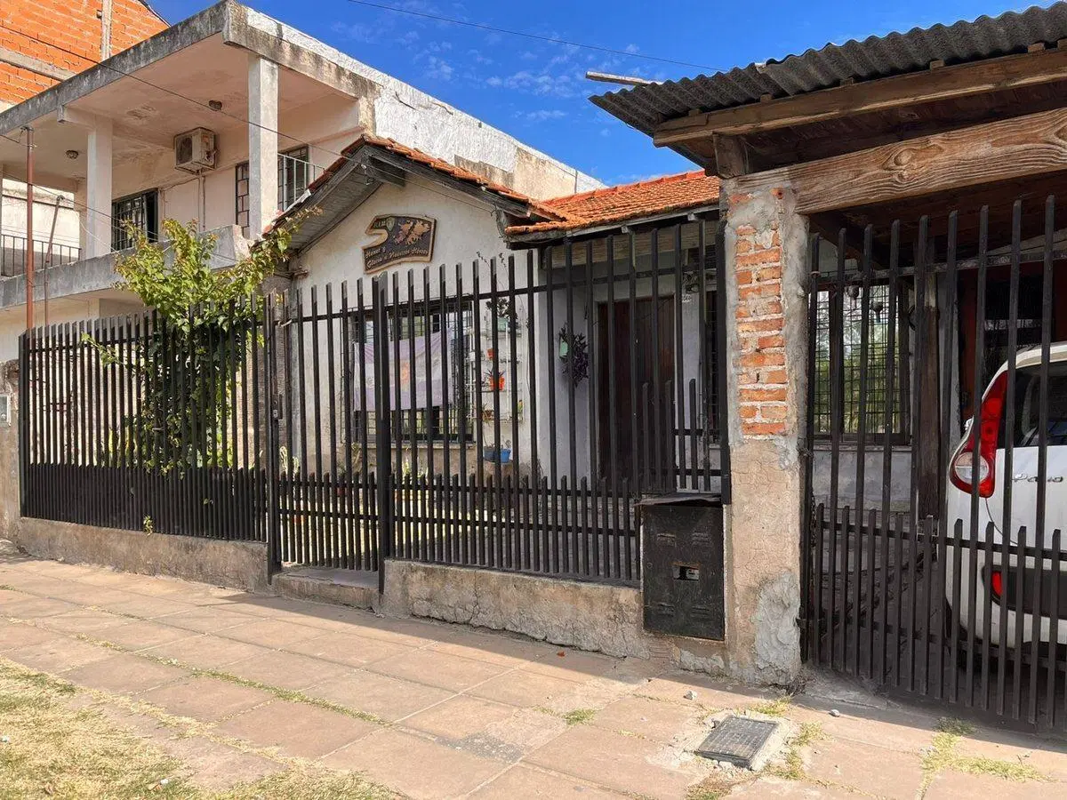 VENTA Casa 3 AMB.  PILETA Y PARQUE. LOMA HERMOSA 4