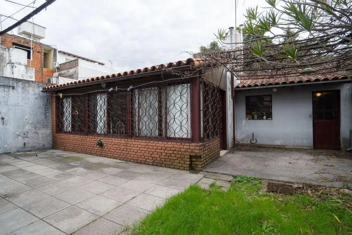 CASA EN VENTA  3 AMBIENTES - CASEROS 5