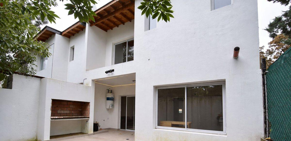 VENTA CASA EN POZO 3 AMB BARRIO CERRADO / PERMUTA